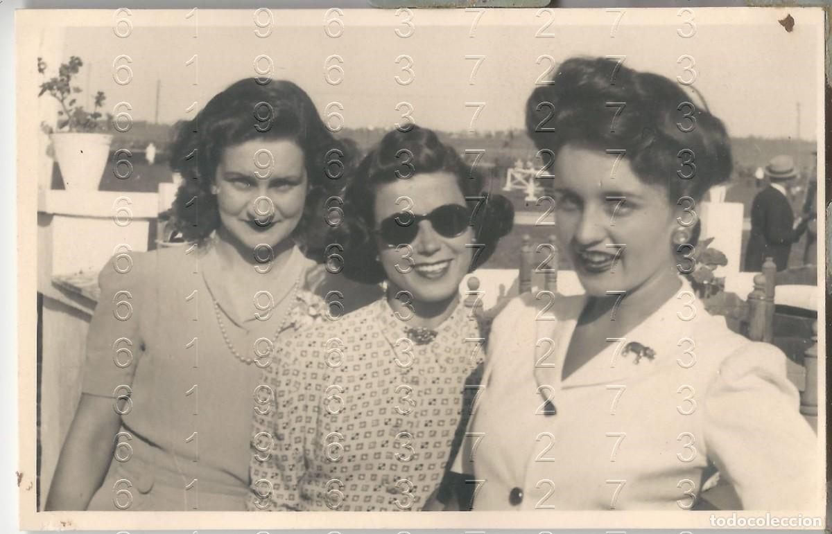 Fotografia antica: FERNANDEZ CUESTA HERMANAS Y CARMEN ALONSO CONCURSO HIPICO 13X8 FOTOGRAFIA UNICA 1943 L68