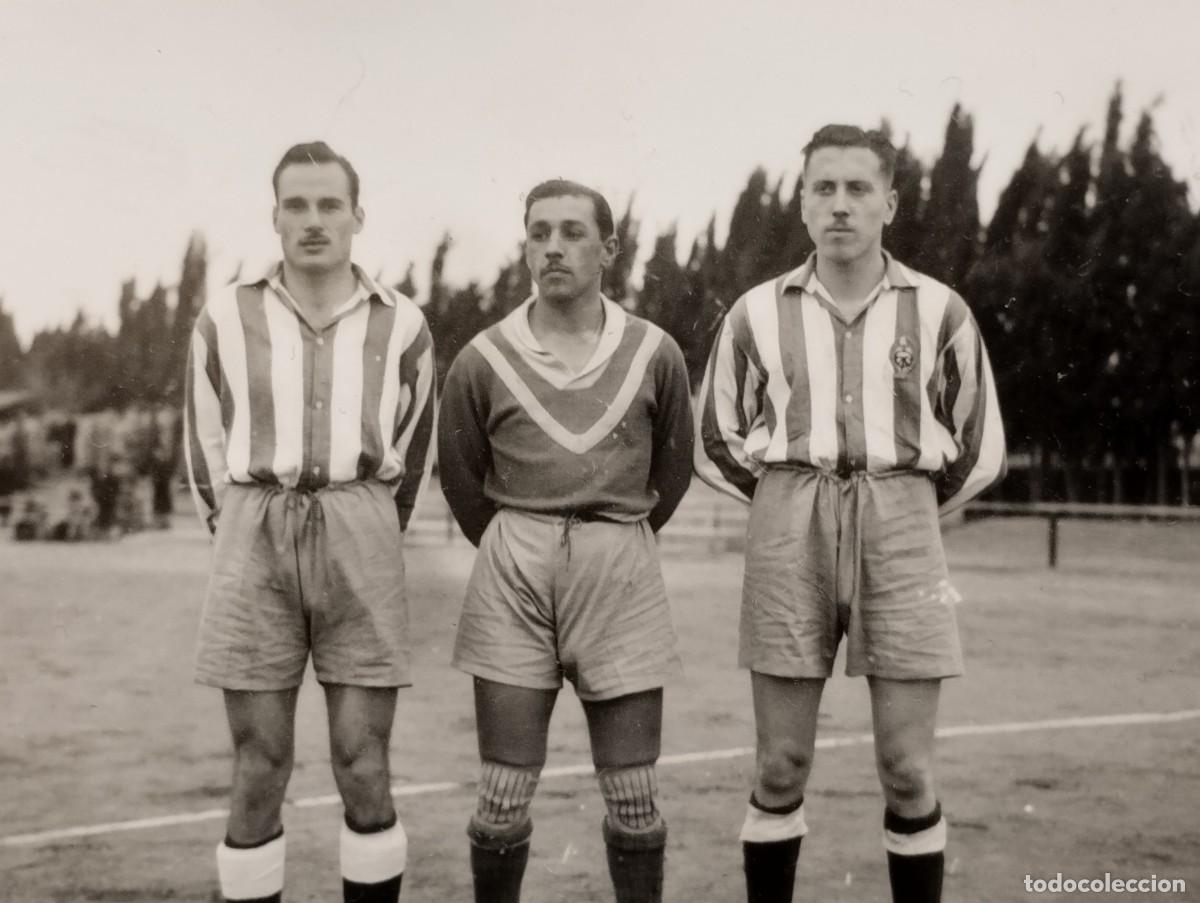 Fotografia antica: Bonita fotograf&iacute;a antigua de jugadores de f&uacute;tbol en un campo f&uacute;tbol.
