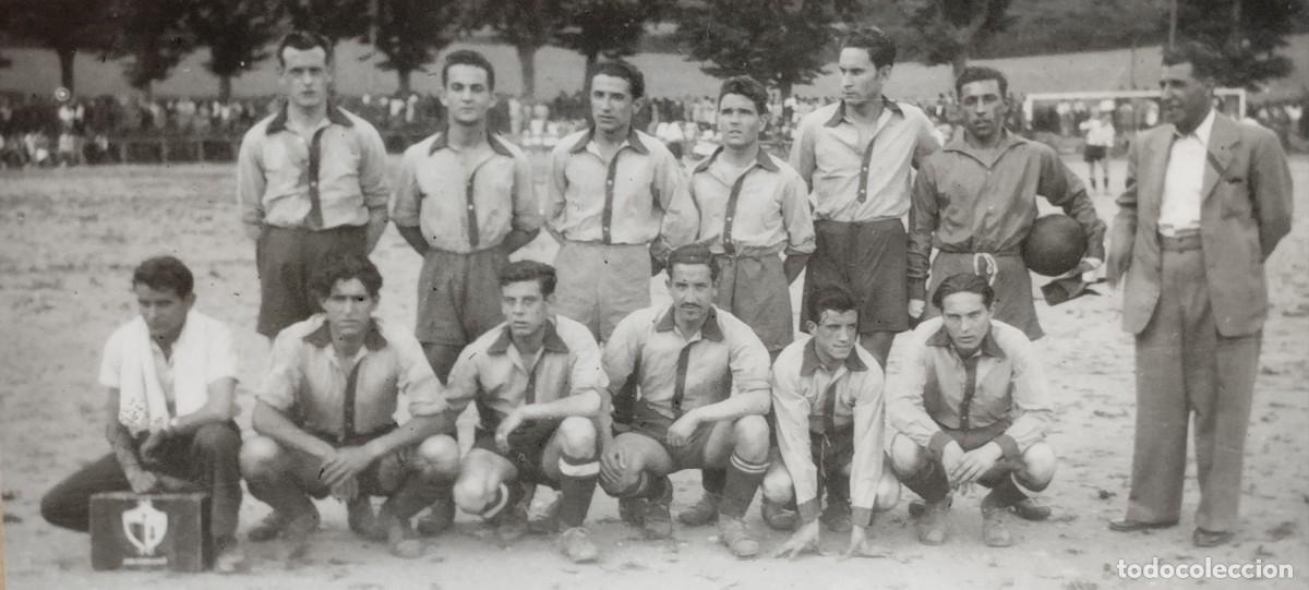 Fotografia antica: Bonita fotograf&iacute;a antigua de equipo de f&uacute;tbol en el campo f&uacute;tbol posando.