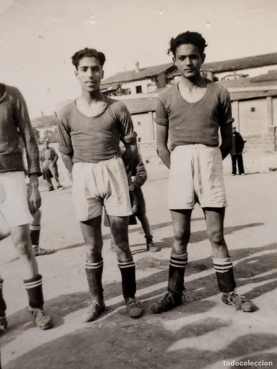 Antique Photography: Fotograf&iacute;a antigua de jugadores de f&uacute;tbol con indumentaria antigua: botas, uniforme...