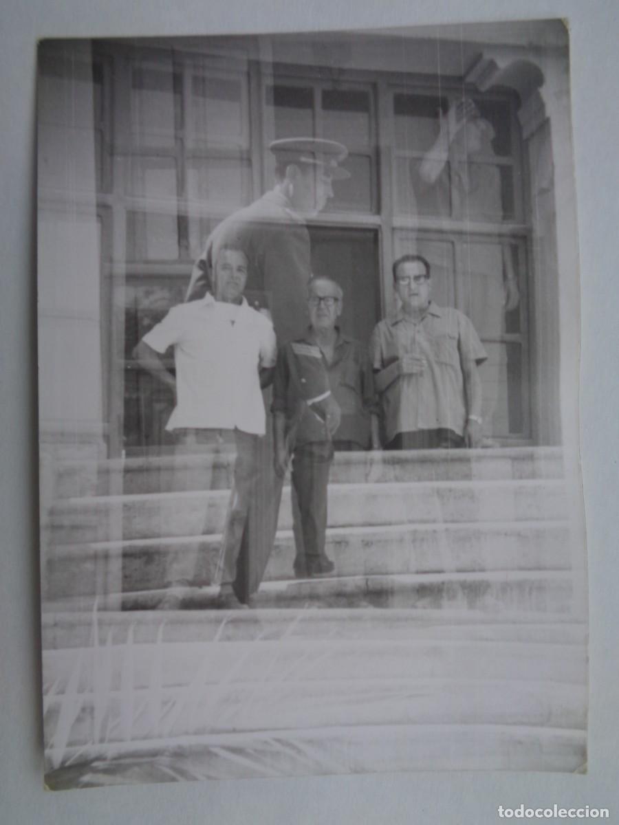 Photographie ancienne: FOTO MAL REVELADA ( DOS FOTOS MONTADAS ) DE SE&Ntilde;ORES POSANDO Y MILITAR
