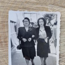 Fotografía antigua: FOTOGRAFÍA ANTIGUA DE DOS MUJERES PASEANDO POR LA CALLE. VALENCIA, 1950.