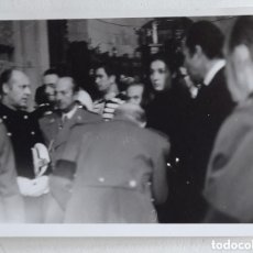 Fotografía antigua: FOTO DE PRENSA DEL ENTIERRO DE FRANCO. PÉSAME A CARMEN MARTÍNEZ- BORDIU Y AL DUQUE DE CÁDIZ. 1975