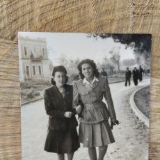 Fotografía antigua: FOTOGRAFÍA ANTIGUA DE DOS MUJERES PASEANDO POR LA CALLE. GIRONA, 1946