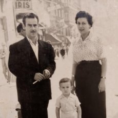 Fotografía antigua: BONITA FOTOGRAFÍA ANTIGUA DE MINUTERO DE CALLE A UNA FAMILIA. TEJIDOS IRIS. VALENCIA. 1956.