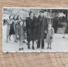 Fotografía antigua: FOTOGRAFÍA ANTIGUA DE FAMILIA POSANDO ANTE ATRACCIONES DE FERIA. 1942