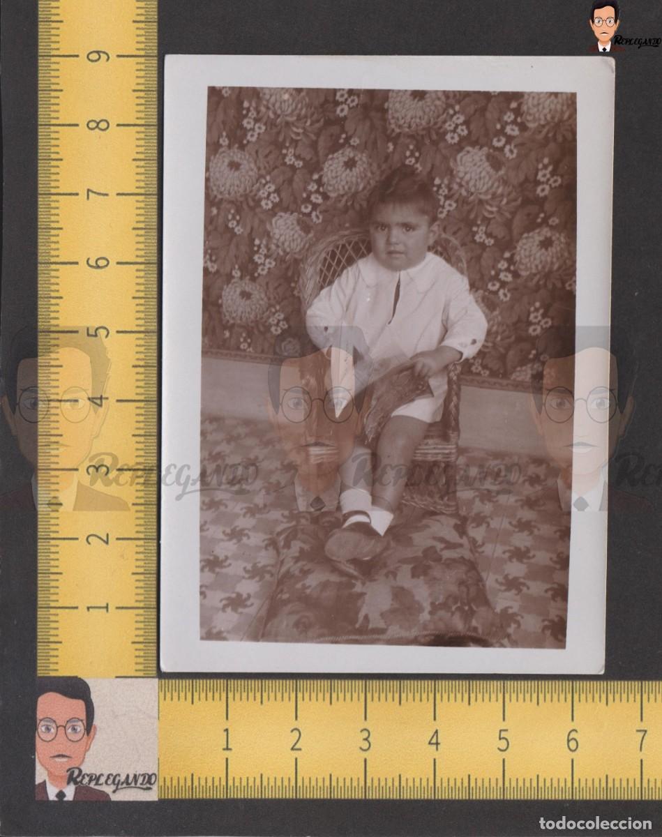Photographie ancienne: NI&Ntilde;O SENTADO EN SILLA MIMBRE LEYENDO REVISTA - PIES EN COJ&Iacute;N - FOTO ANTIGUA A&Ntilde;OS 30/40 ESPA&Ntilde;A