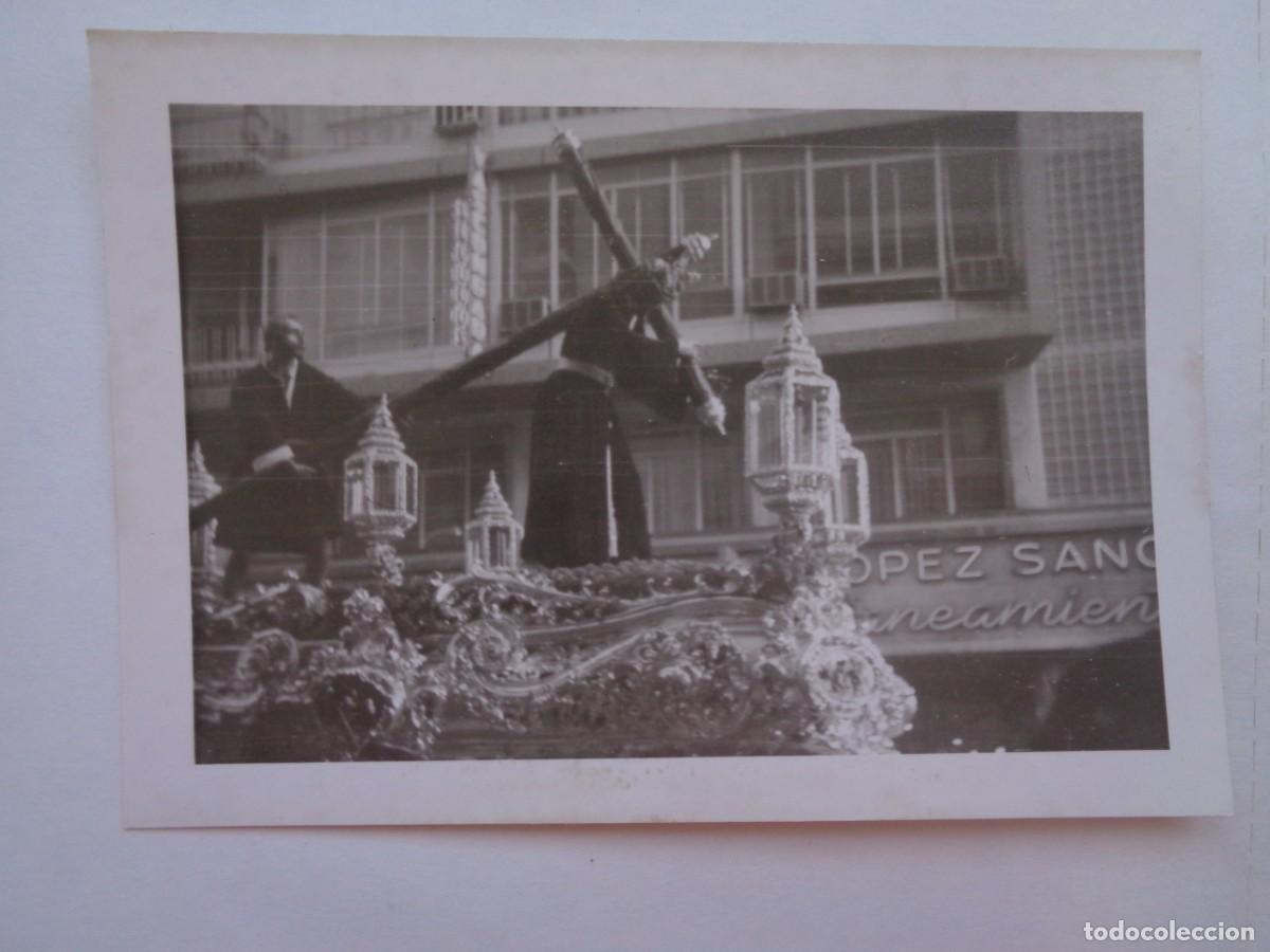 Fotograf&iacute;a antigua: SEMANA SANTA DE SEVILLA : FOTO DE CRISTO NAZARENO PORTANDO LA CRUZ