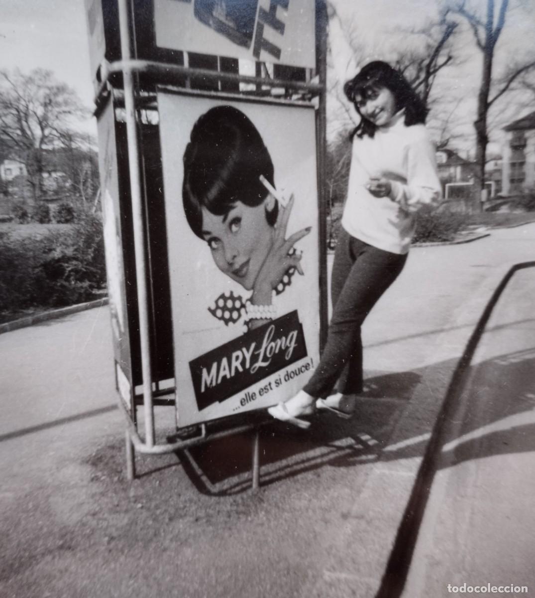 Fotograf&iacute;a antigua: Fotograf&iacute;a antigua de una mujer fumando posando junto a publicidad tabaco MARY Long
