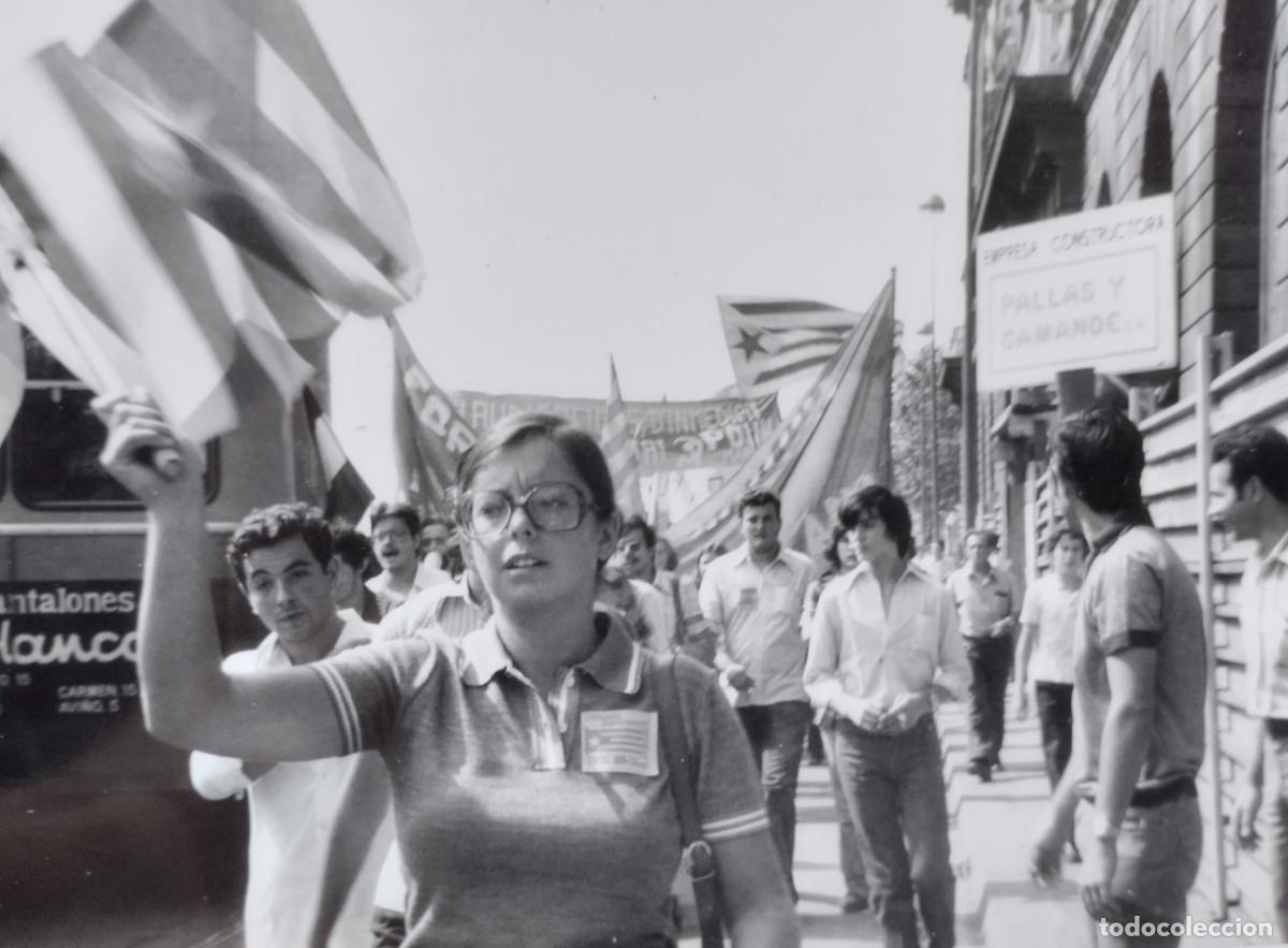 Fotografia antica: Fotograf&iacute;a de una manifestaci&oacute;n en la calle con banderas independentistas catalanas. P.O.U.M.