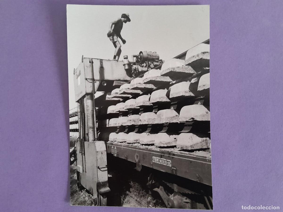 Fotograf&iacute;a antigua: FOTOGRAFIA TRABAJADOR RENFE APILANDO VIAS FERROCARRIL