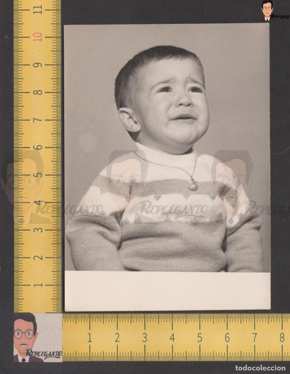 Photographie ancienne: RETRATO DE NI&Ntilde;O CON JERSEY Y COLGANTE LLORANDO / FOTO ANTIGUA A&Ntilde;OS 60 / INFANCIA ESPA&Ntilde;A