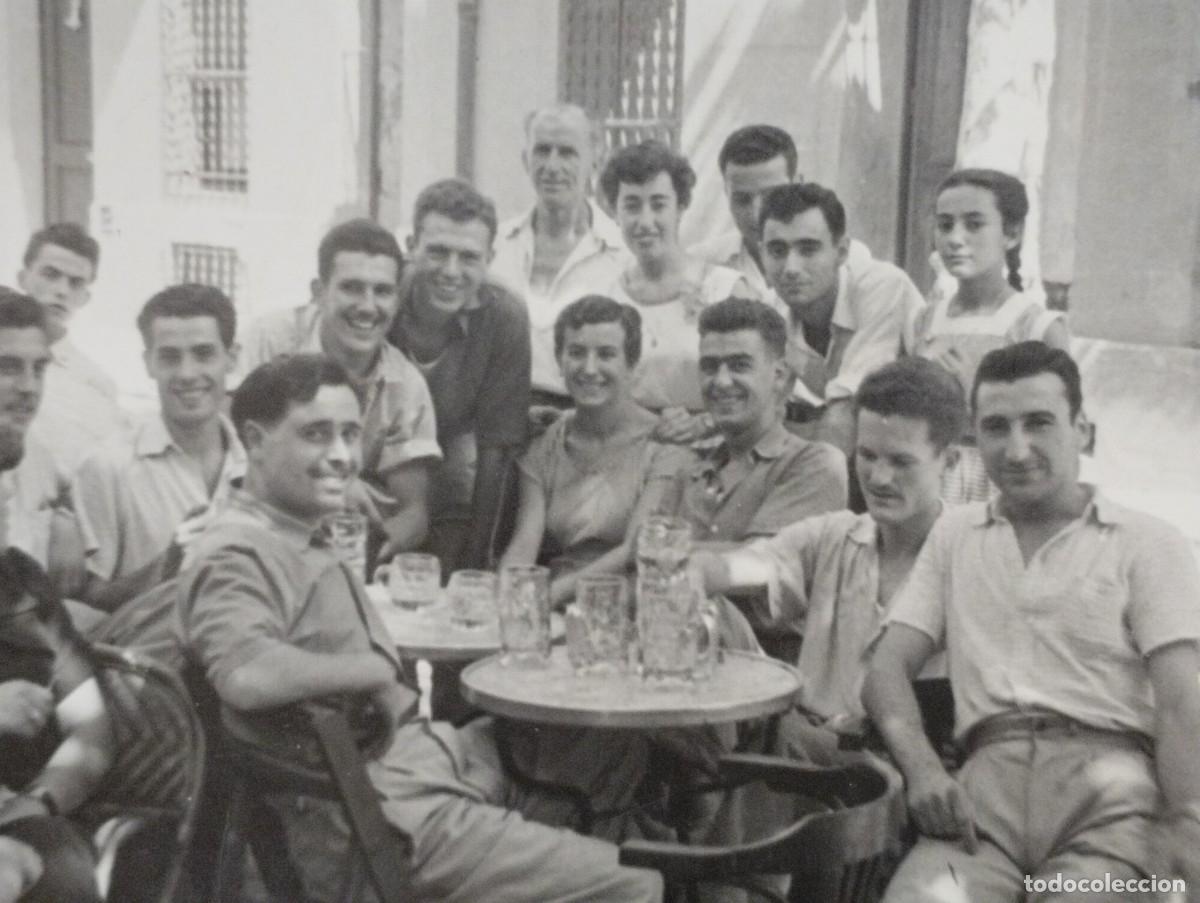 Fotografia antica: Fotograf&iacute;a antigua de j&oacute;venes hombres bebiendo en la terraza de un bar. A. Capella, Badalona - 1952