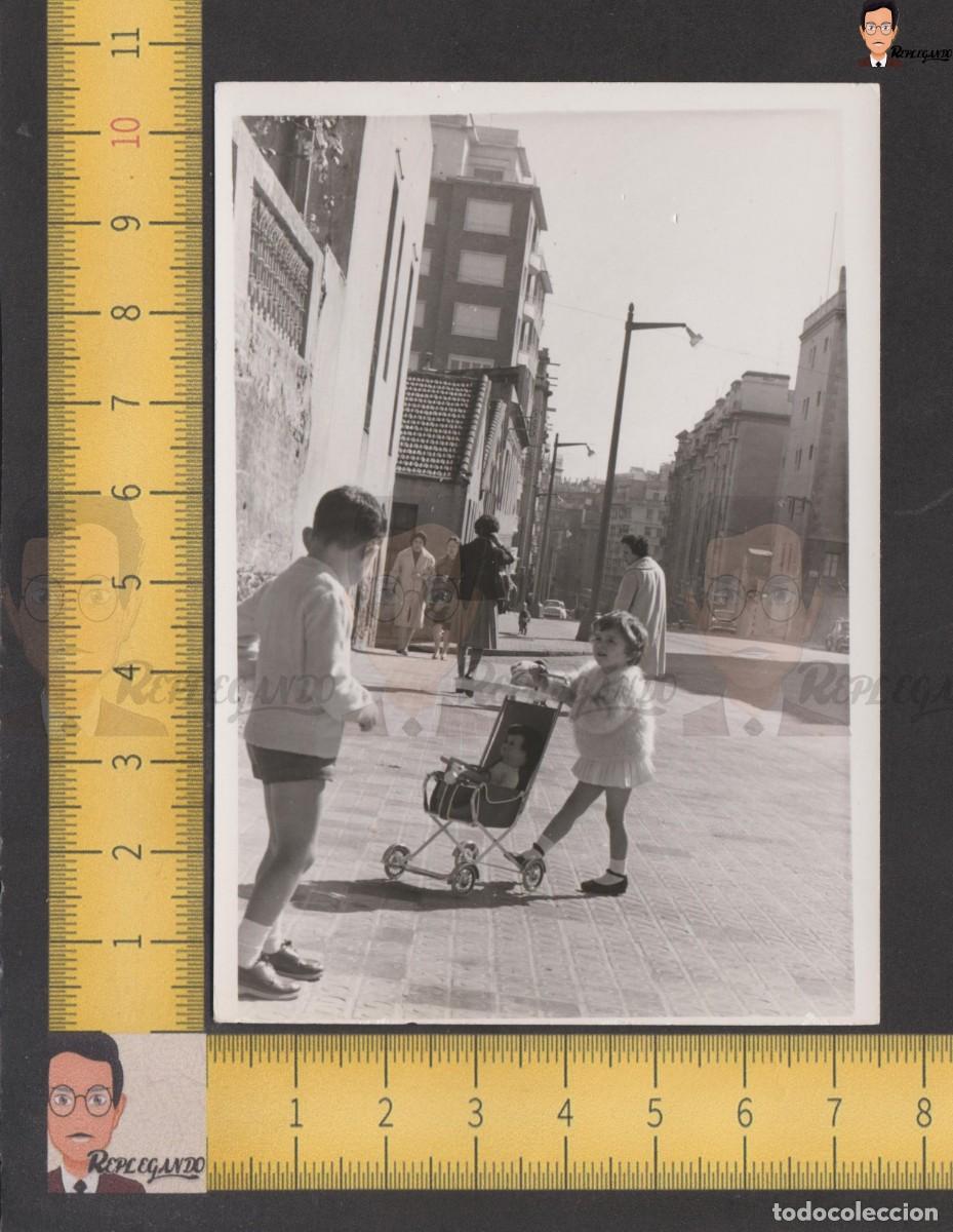 Fotograf&iacute;a antigua: NI&Ntilde;A PASEA EN CARRITO JUGUETE A SU MU&Ntilde;ECA POR ALGUNA CALLE DE BARCELONA - FOTO ANTIGUA A&Ntilde;OS 50/60