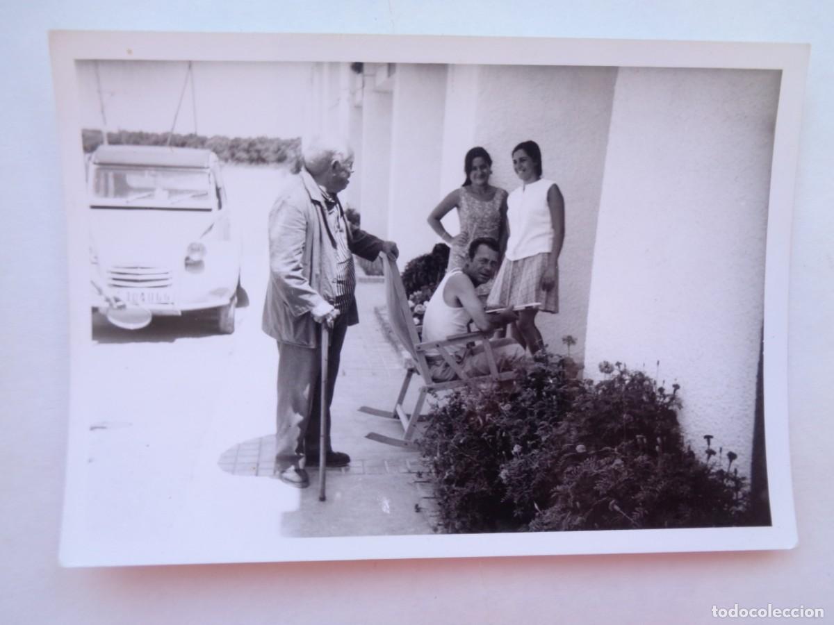 Fotograf&iacute;a antigua: FOTO DE GENTE , HOMBRE CON CAMISETA DE TIRANTA Y COCHE CITROEN DOS CABALLOS