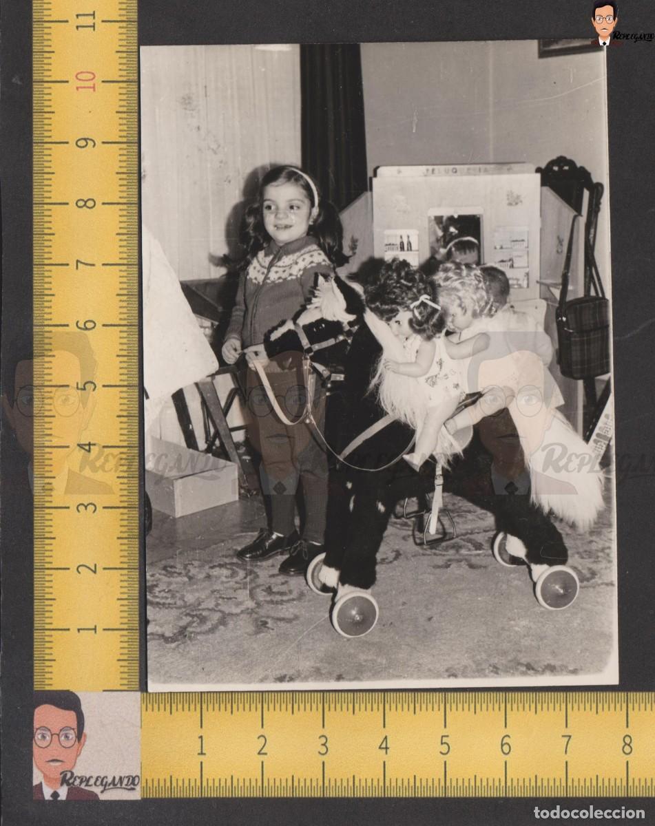 Fotografia antica: NI&Ntilde;A SONRIE CON CABALLO JUGUETE Y MU&Ntilde;ECAS / FOTO ANTIGUA A&Ntilde;O 1956 - ESPA&Ntilde;A JUGUETE INFANCIA