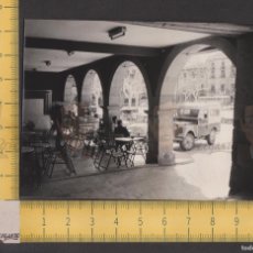 Fotografía antigua: BALAGUER - TERRAZA CAFETERÍA ARCOS PLAZA MAYOR Y LAND ROVER SANTANA / FOTO ANTIGUA AÑO 1966 / LLEIDA