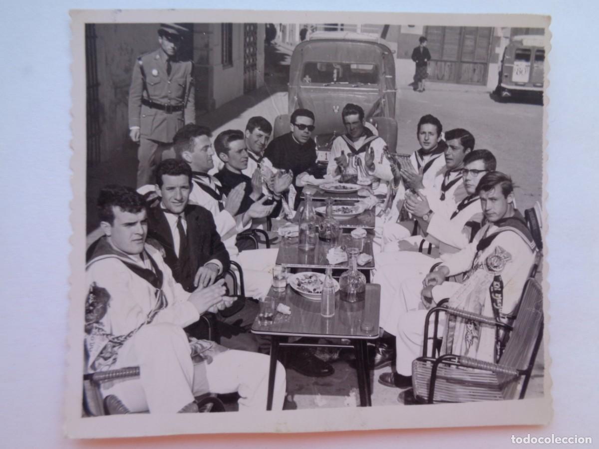 Fotograf&iacute;a antigua: MARINA DE GUERRA : FOTO DE MARINEROS TOMANDO APERITIVO, POLICIA ARMADA Y COCHE CITROEN AKS