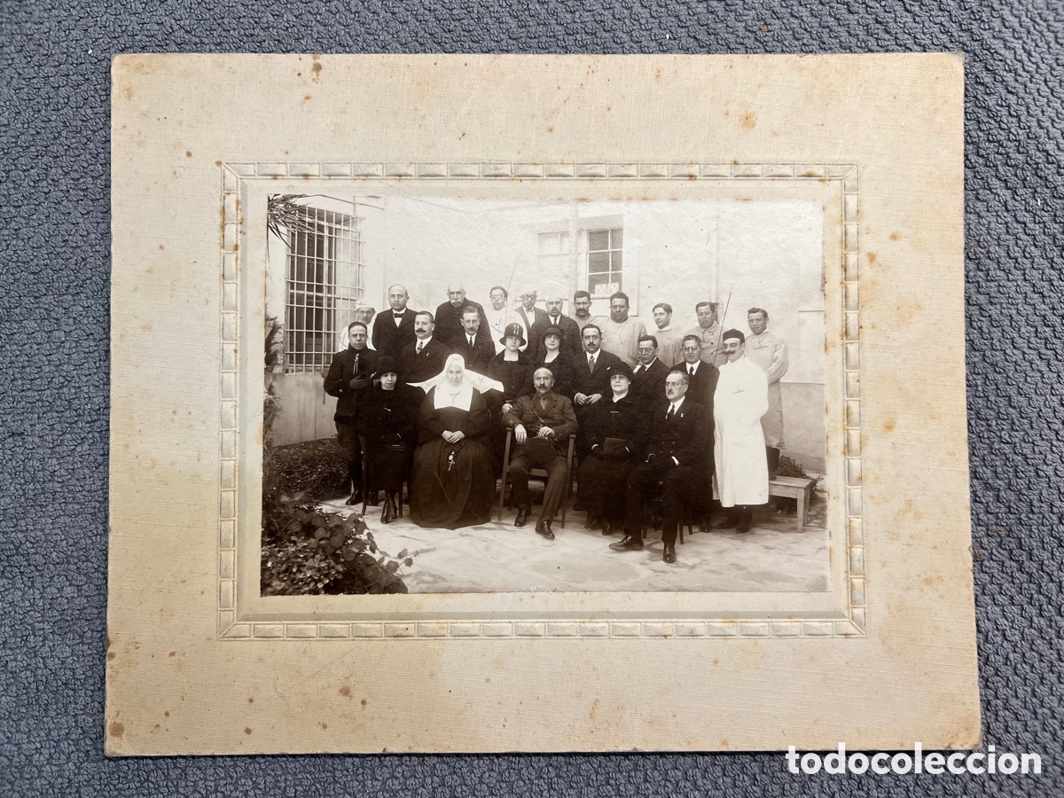 Alte Fotografie: M&Eacute;DICOS Y ENFERMERAS DE LA CARIDAD.. la Familia del Militar. Sociedad Civil .. (h.1900?)
