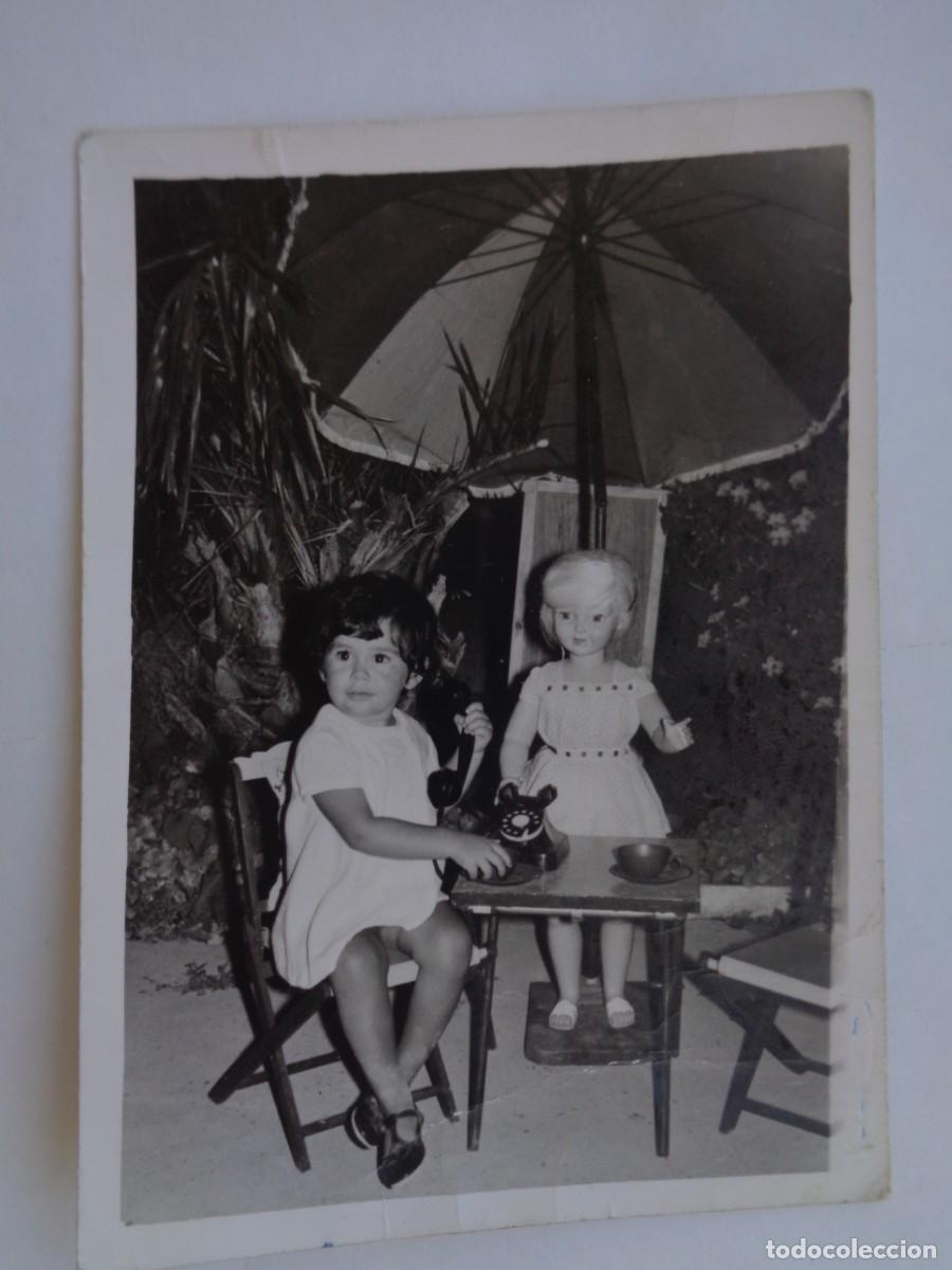 Fotografia antica: MINUTERO DE FOTOGRAFO DE FERIA : NI&Ntilde;A EN ESCENA CON MU&Ntilde;ECA Y TELEFONO , 1964