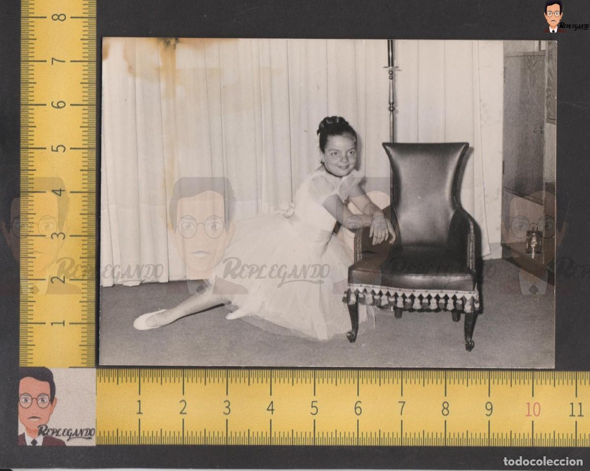 Photographie ancienne: NI&Ntilde;A VESTIDO BAILARINA BALLET POSANDO SILL&Oacute;N CUERO - FOTO ANTIGUA A&Ntilde;O 1956 - ESPA&Ntilde;A DANZA INFANCIA