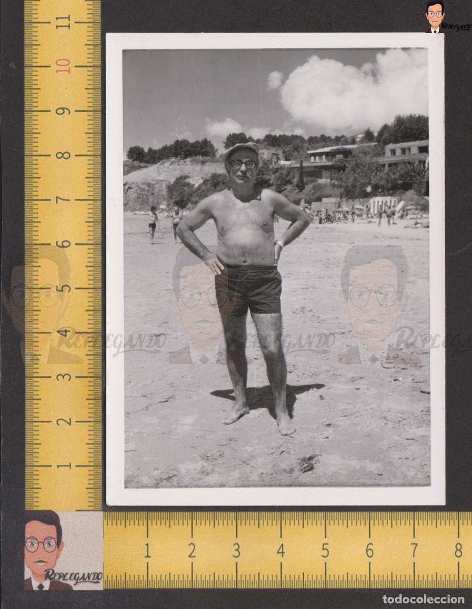 Fotograf&iacute;a antigua: HOMBRE POSA EN BA&Ntilde;ADOR EN LA PLAYA / FOTO ANTIGUA EN BLANCO Y NEGRO A&Ntilde;OS 60 - MAR ESPA&Ntilde;A