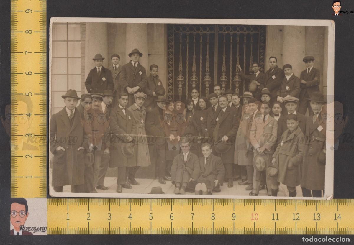 Fotografia antica: GRAN GRUPO DE GENTE CON ROMBO BLANCO POSA FRENTE A PUERTA DE FORJA - FOTO ANTIGUA A&Ntilde;OS 10/20 ESPA&Ntilde;A