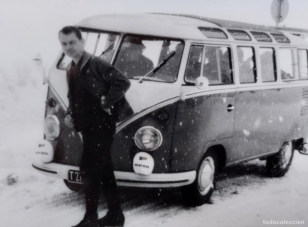 Fotografia antica: Fotograf&iacute;a antigua de hombre junto a furgoneta Volkswagen Transporter 1 en la nieve. VW T1.