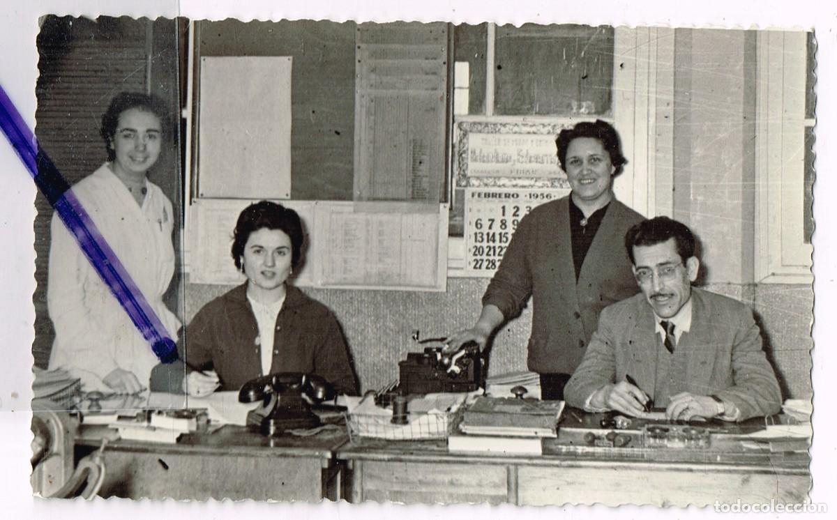 Fotograf&iacute;a antigua: 1956 Febrero Antigua Oficina, Sin Ordenador PC: M&aacute;quina de Escribir L&aacute;piz Pluma Bol&iacute;grafo Puro Papel