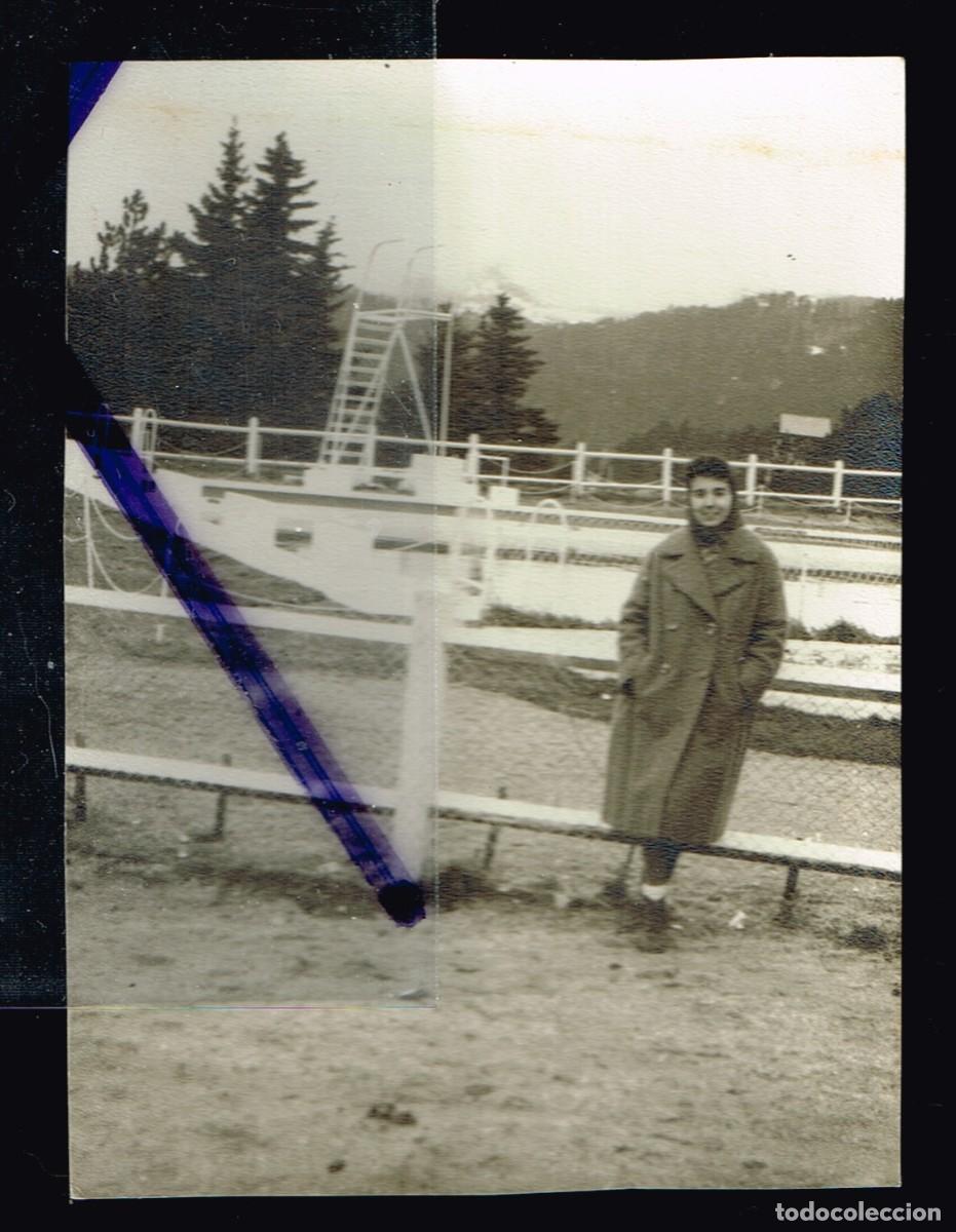 Fotograf&iacute;a antigua: 1962 ABRIL - FONT ROMEU &rdquo;MUJER JOVEN DE PIE CON ABRIGO Y PA&Ntilde;UELO CUBRI&Eacute;NDOLE LA CABEZA&rdquo;