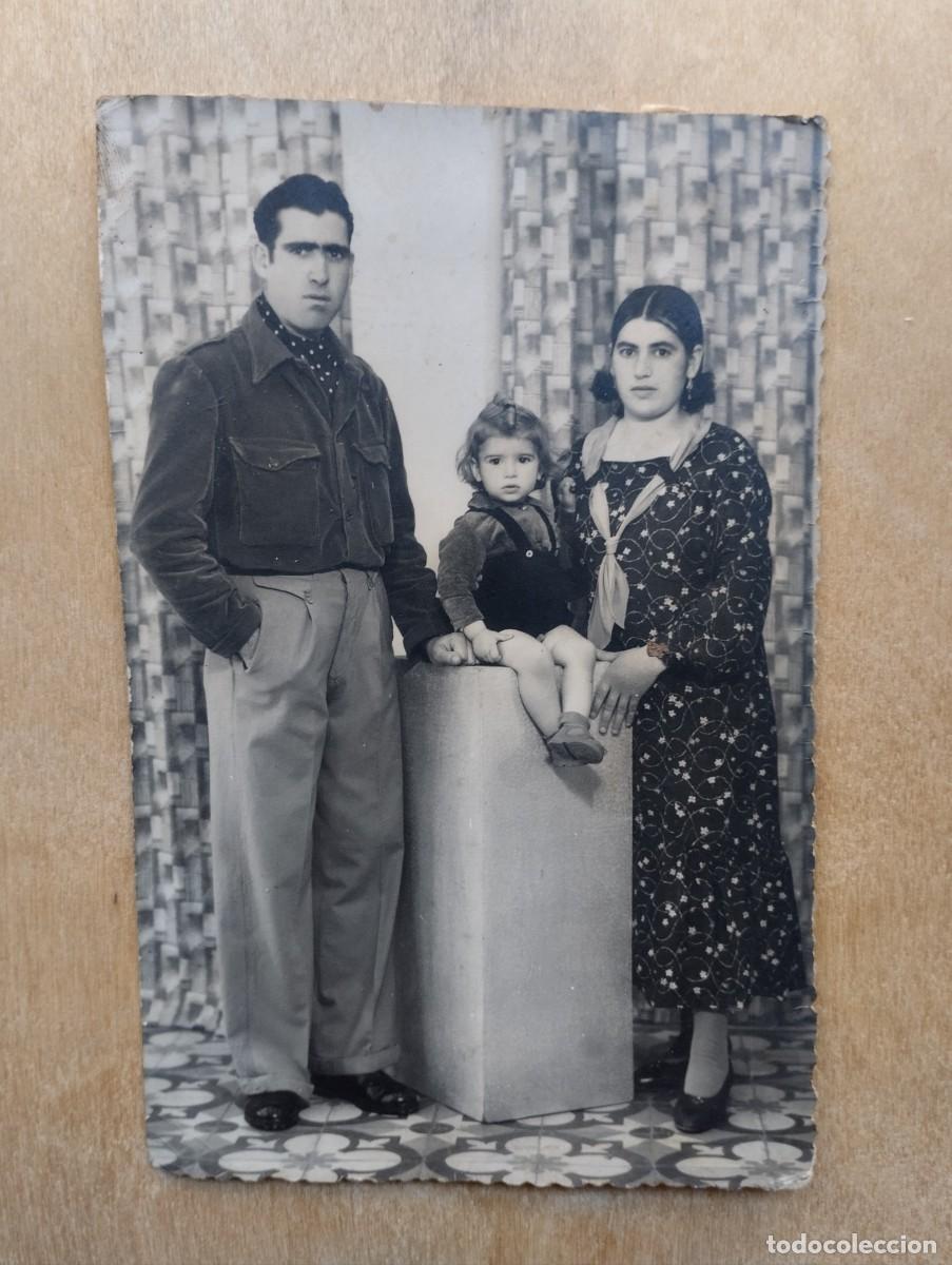 Fotograf&iacute;a antigua: Fotograf&iacute;a antigua de estudio de familia espa&ntilde;ola. A&ntilde;os 30