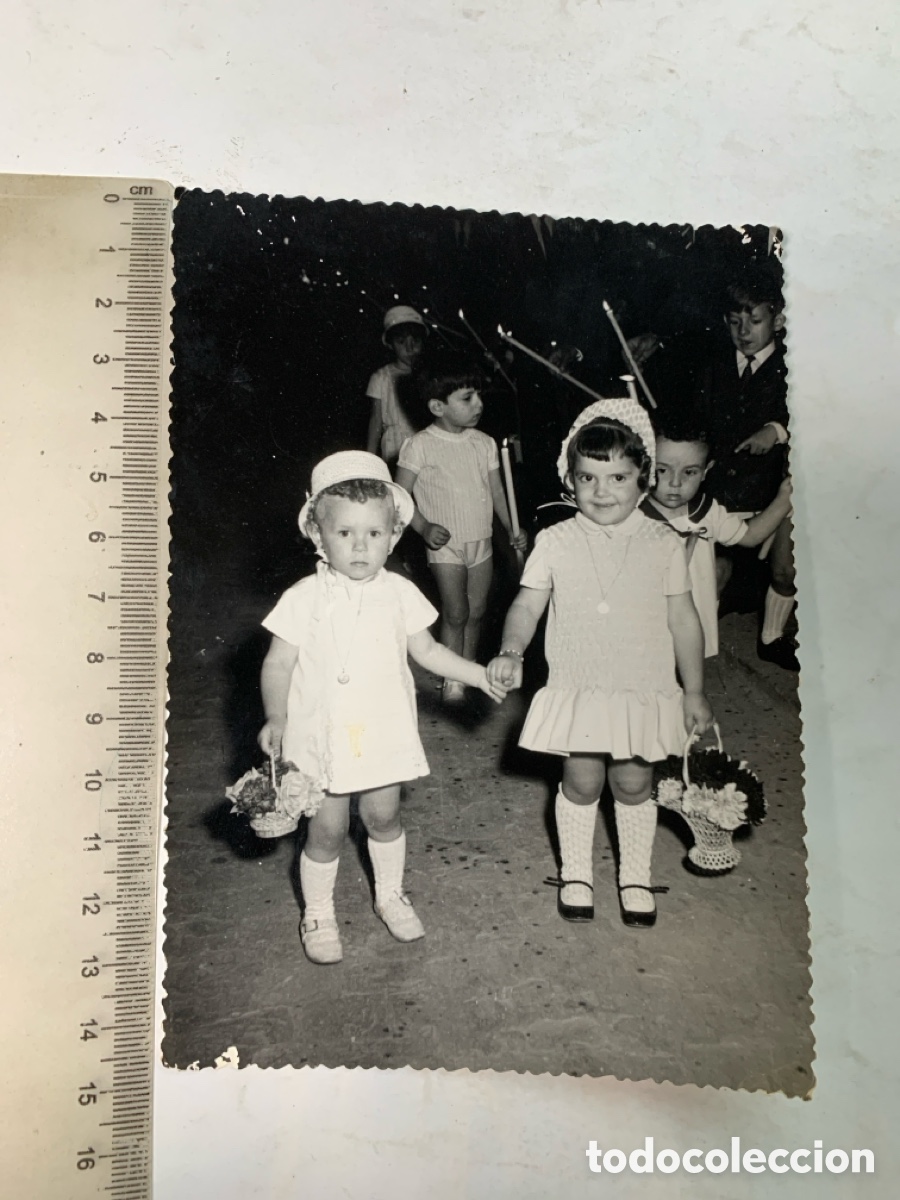 Fotografia antiga: FOTO. NI&Ntilde;AS DESFILAN CON CESTILLO DE FLORES EN LA PROCESI&Oacute;N. FOT&Oacute;GRAFO?.