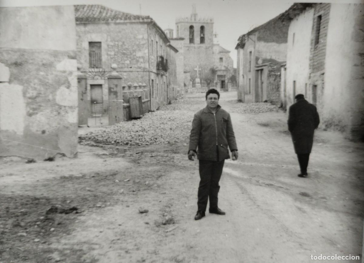 Fotografia antica: Fotograf&iacute;a antigua de un hombre posando en una calle de Fuentec&eacute;n, Burgos e Iglesia San Mam&eacute;s