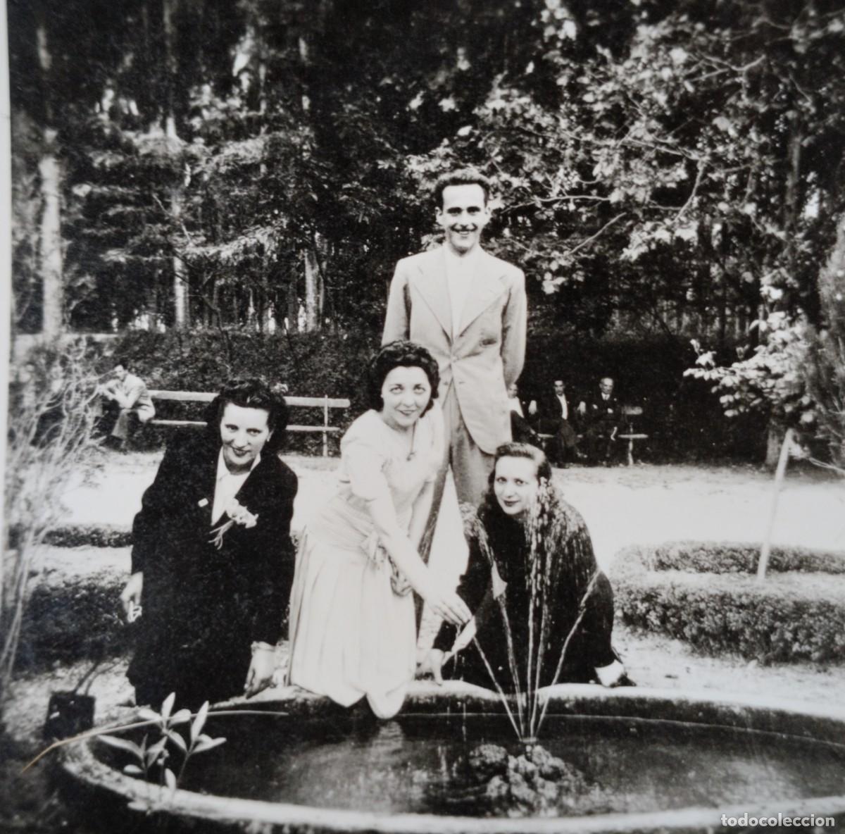 Fotografia antica: Fotograf&iacute;a de grupo posando junto a una fuente de un parque de N&aacute;jera?. 1942. La Rioja