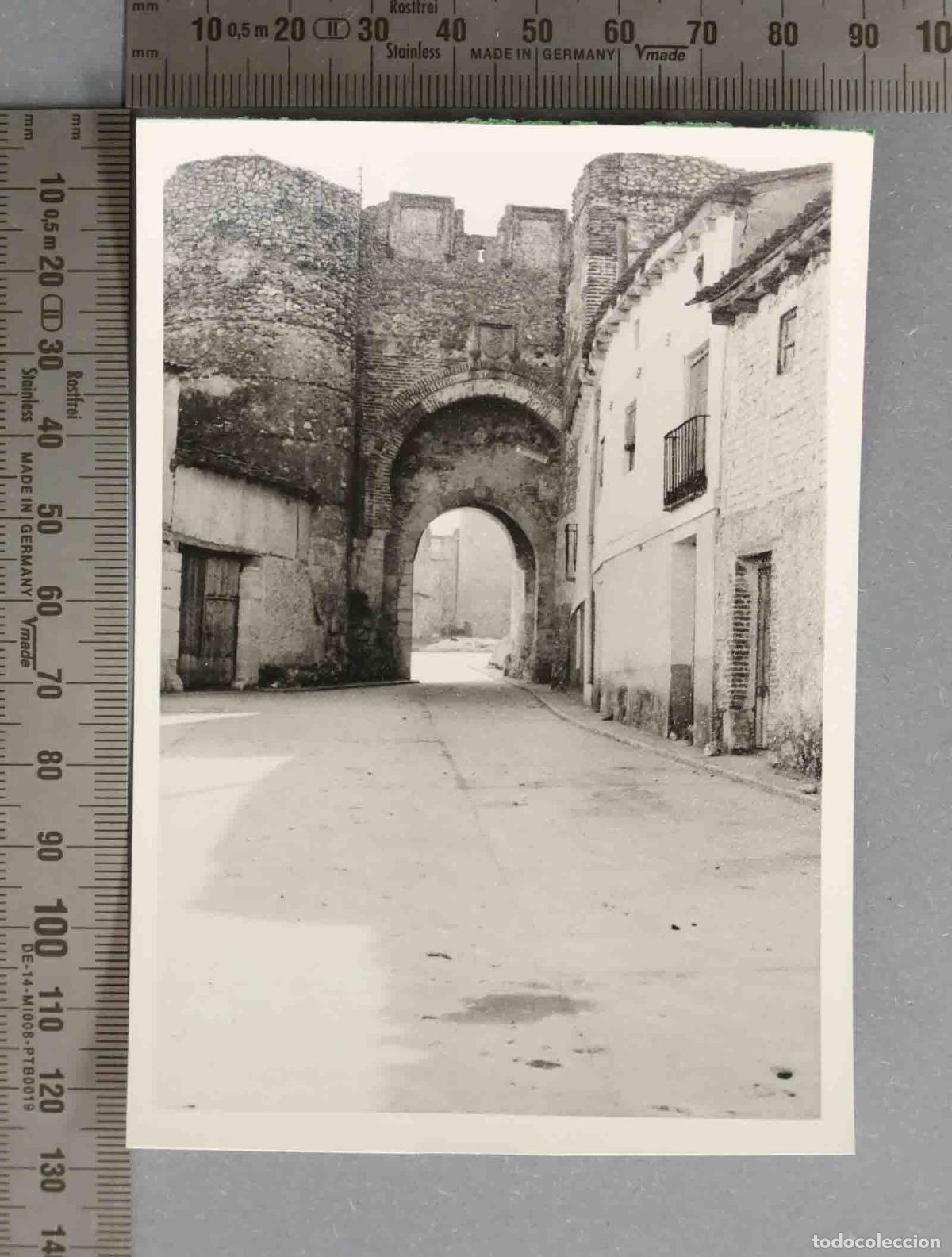 Fotografia antiga: FOTOGRAFIA. CUELLAR. PUERTA DE LA MURALLA. 1970