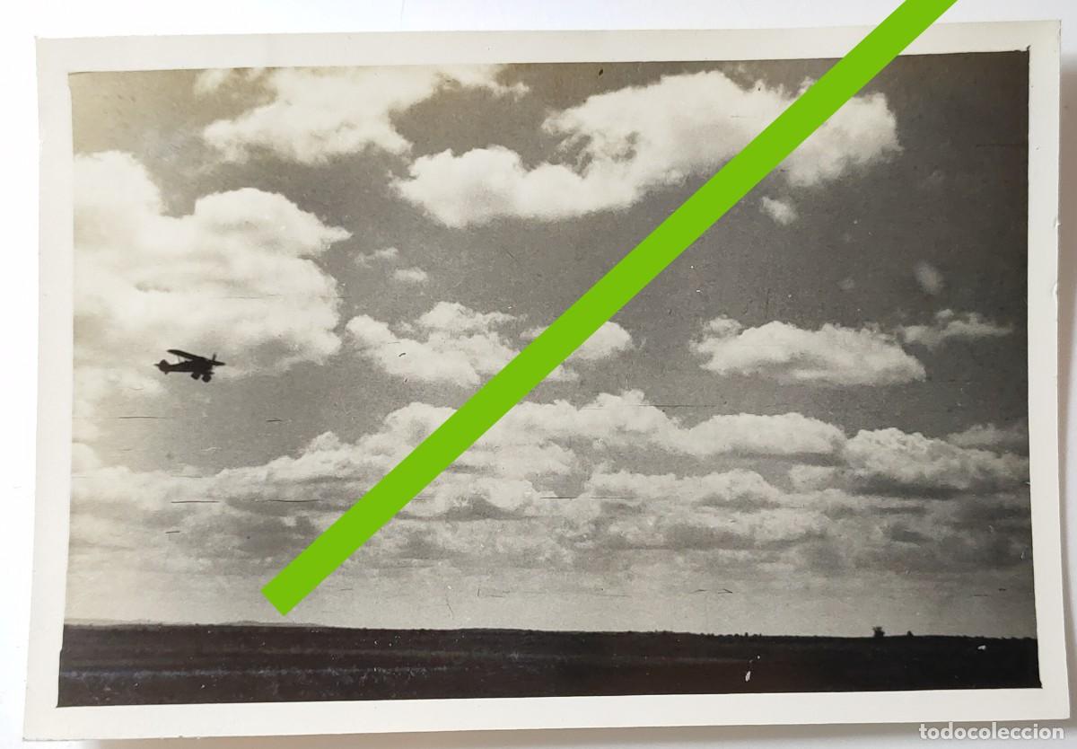 Fotograf&iacute;a antigua: Antigua fotograf&iacute;a. Avi&oacute;n, avioneta, cercan&iacute;as Guadalajara. A&ntilde;os 40.