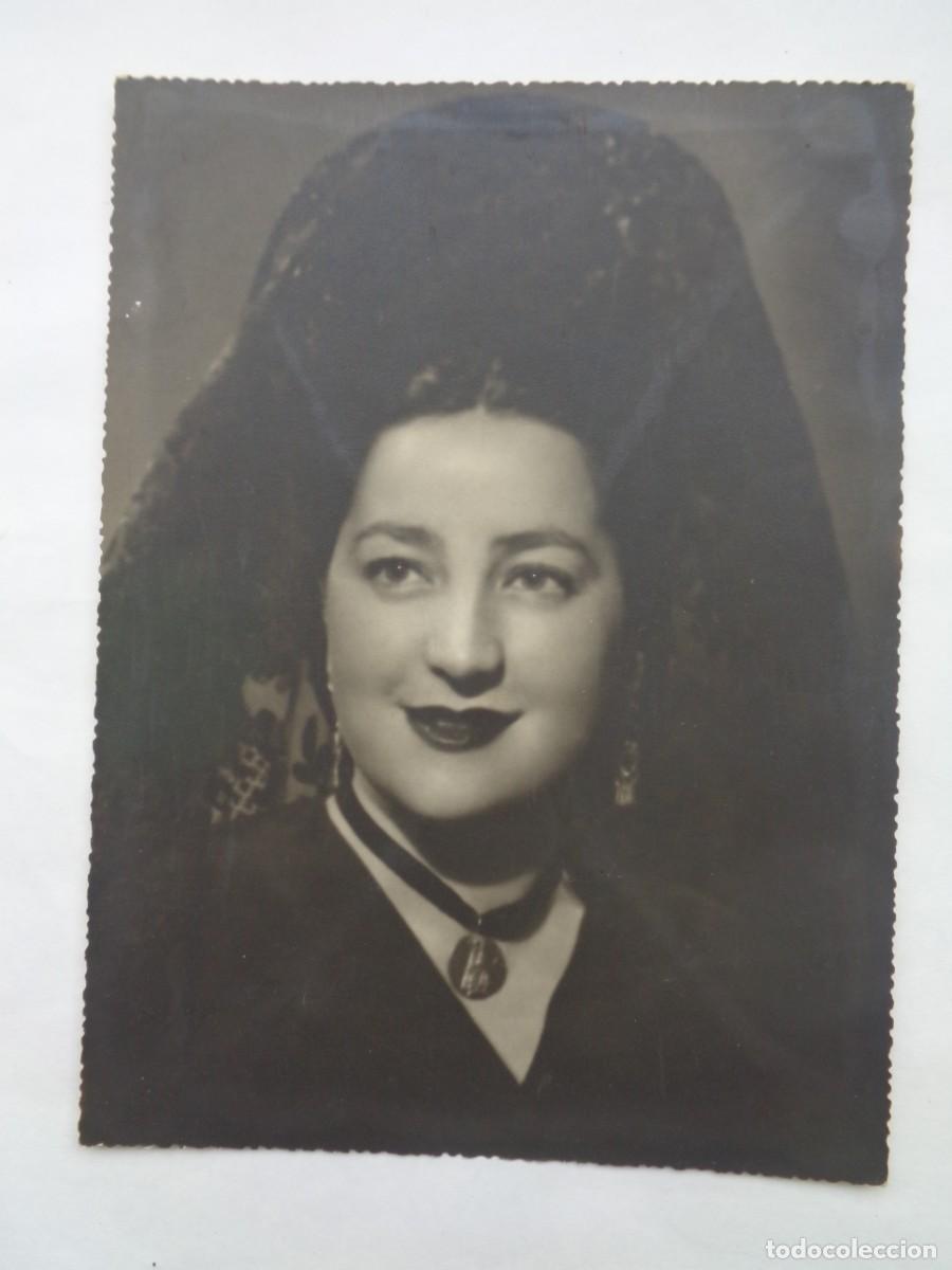 Fotograf&iacute;a antigua: GRANDE Y BONITA FOTO DE ESTUDIO DE JOVEN CON PEINETA Y MANTILLA. .. 17,5 X 23,5 CM