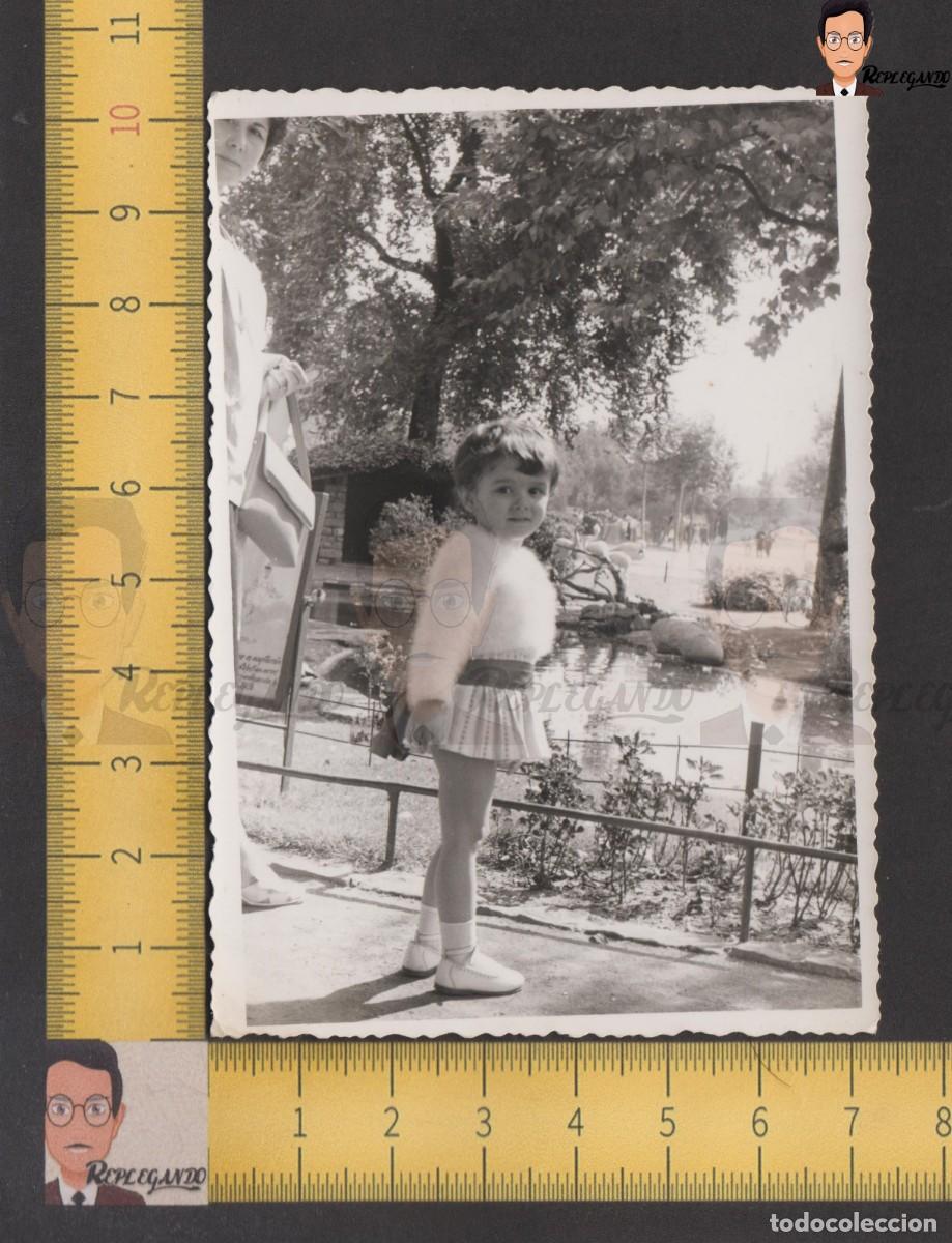Photographie ancienne: SIMP&Aacute;TICA NI&Ntilde;A JUNTO A LAGO DE PARQUE - FOTO ANTIGUA BLANCO NEGRO A&Ntilde;OS 50/60 - INFANCIA ESPA&Ntilde;A 001
