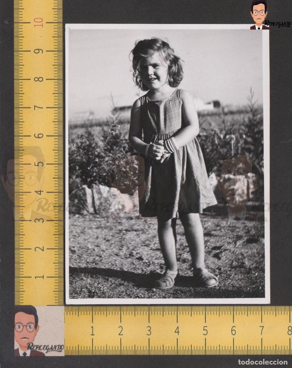 Fotografia antiga: SIMP&Aacute;TICA NI&Ntilde;A CON VESTIDO Y SANDALIAS CANGREJERAS - FOTO ANTIGUA A&Ntilde;OS 50 - INFANCIA ESPA&Ntilde;A 001