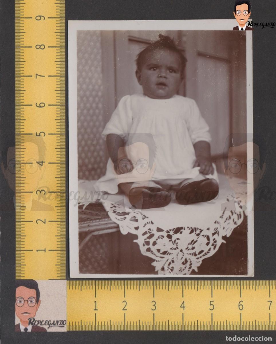 Fotograf&iacute;a antigua: SIMP&Aacute;TICA NI&Ntilde;A PEQUE&Ntilde;A POSANDO SENTADA CON VESTIDO BLANCO - FOTO ANTIGUA A&Ntilde;OS 40 ESPA&Ntilde;A INFANCIA 001