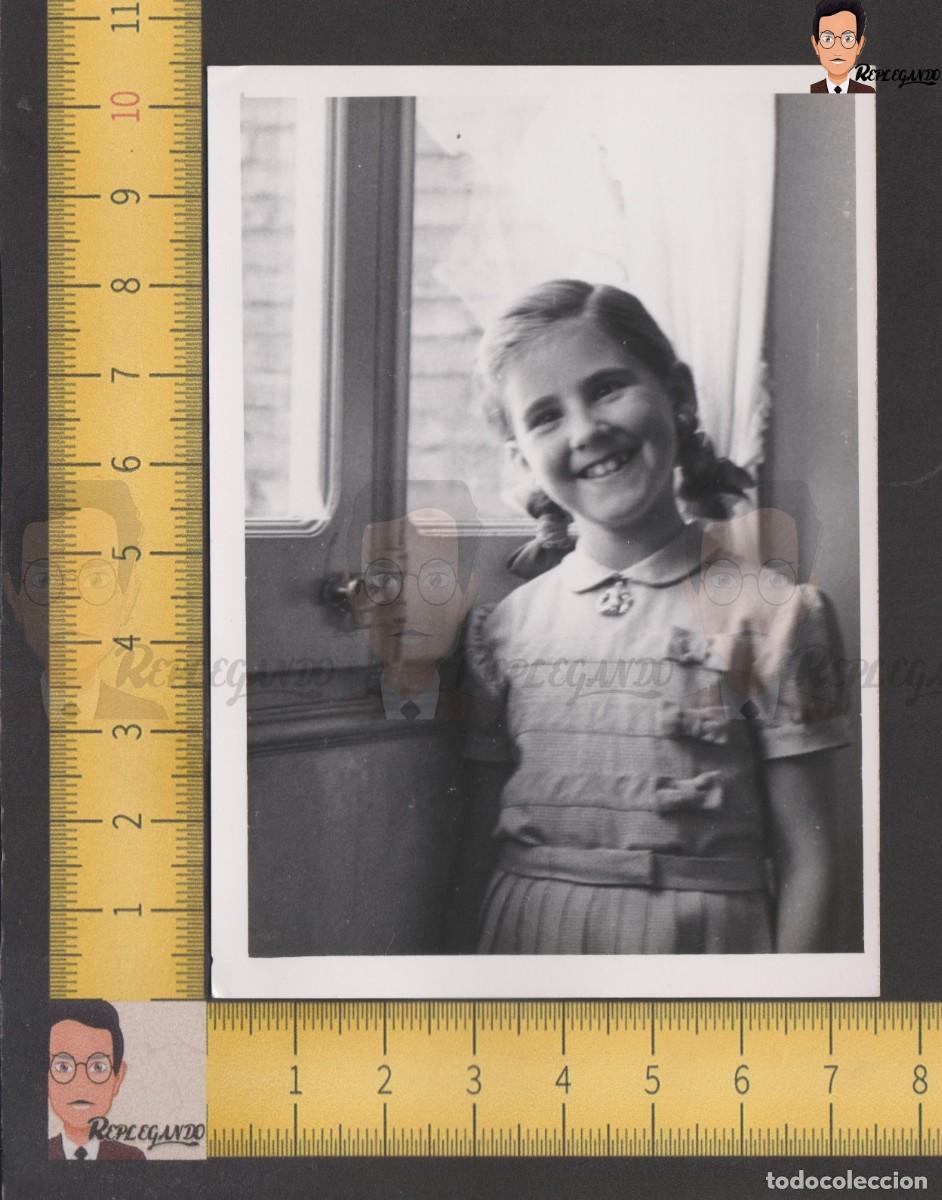 Photographie ancienne: SIMP&Aacute;TICA NI&Ntilde;A CON COLETAS SONRIE JUNTO A LA VENTANA - FOTO ANTIGUA A&Ntilde;OS 50 - INFANCIA ESPA&Ntilde;A 001