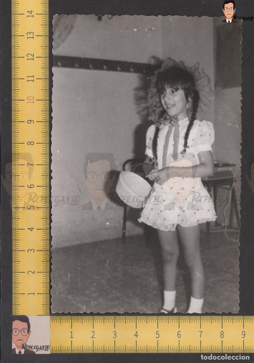 Fotografia antiga: SIMP&Aacute;TICA NI&Ntilde;A CON COLETAS Y CESTA DE MIMBRE - FOTO ANTIGUA A&Ntilde;OS 50 - INFANCIA ESPA&Ntilde;A 001