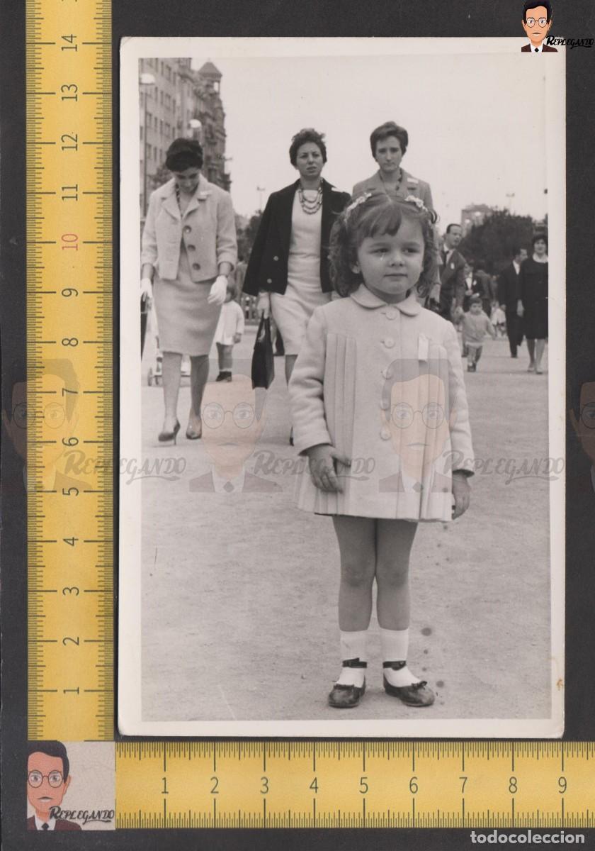 Fotografia antiga: SIMP&Aacute;TICA NI&Ntilde;A CON ABRIGO SONRIE EN LA CALLE - FOTO ANTIGUA A&Ntilde;OS 50/60 - INFANCIA ESPA&Ntilde;A 001
