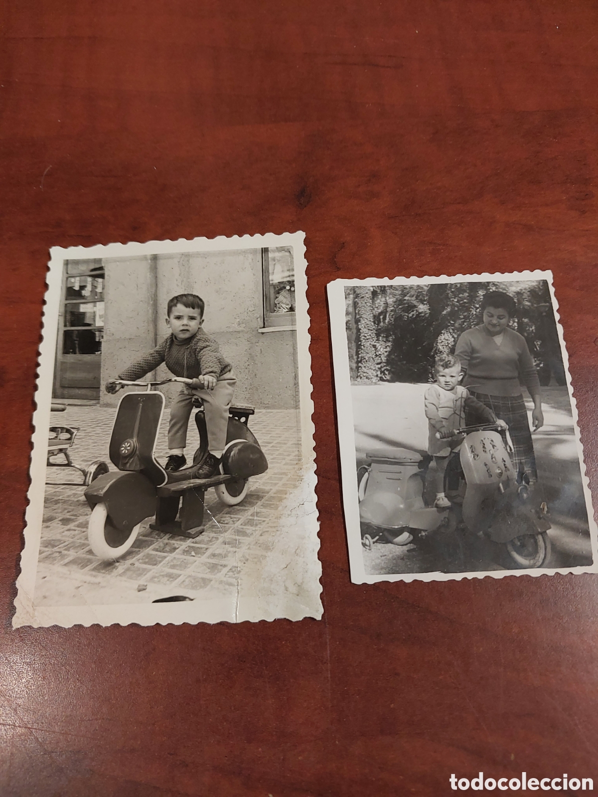 Fotograf&iacute;a antigua: Vespa de de juguete, foto antigua.