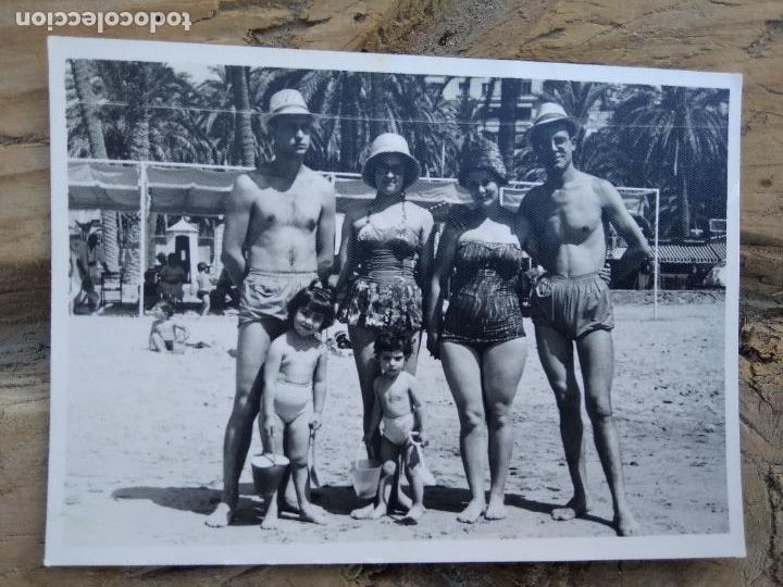 Fotograf&iacute;a antigua: Dos parejas en la playa con ni&ntilde;os, ba&ntilde;ador y sombreros. Playa del Postiguet Alicante. Rinconera.