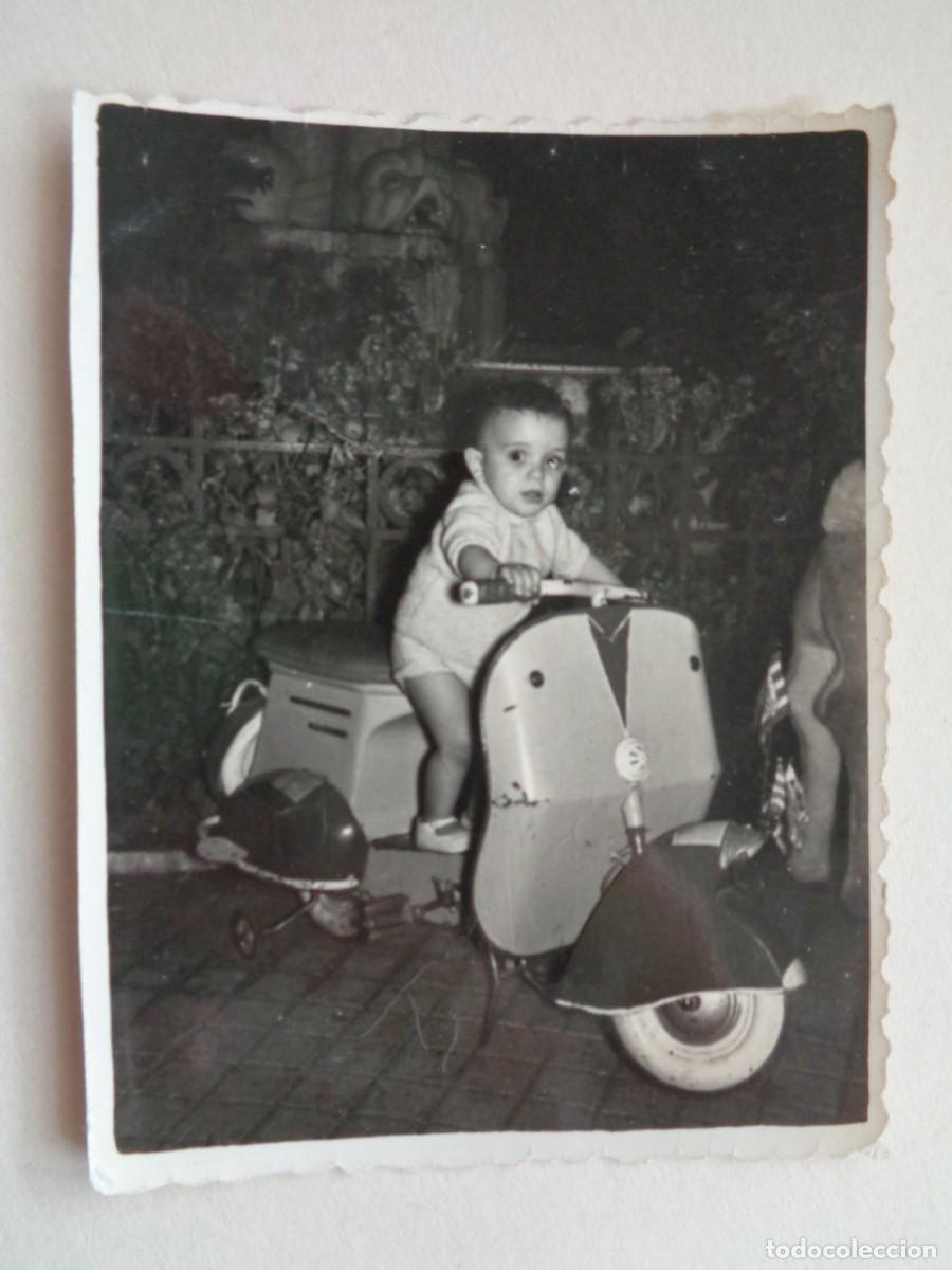 Fotograf&iacute;a antigua: MINUTERO DE FOTOGRAFO DE FERIA : NI&Ntilde;O EN MOTO VESPA DEL TIOVIVO