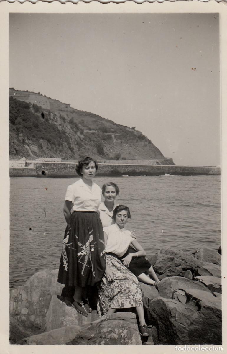 Fotograf&iacute;a antigua: Preciosa foto. Mujeres en la costa. Camino de Motrico, Guipuzcoa. A&ntilde;os 50 pv