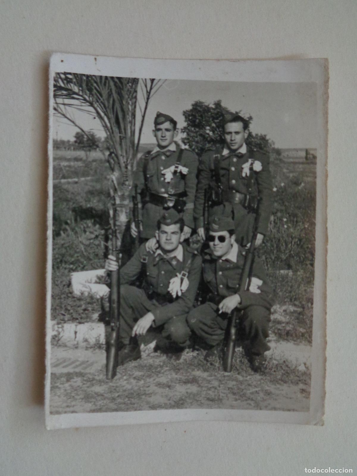 Fotograf&iacute;a antigua: AVIACION : FOTO DE MILITARES DEL EJERCITO DEL AIRE DE GALA CON MAUSER