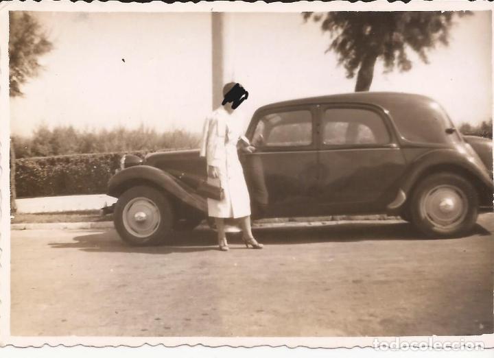 Fotograf&iacute;a antigua: FOTO, SE&Ntilde;ORA JUNTO A CITROEN 11 LIGERO EN EL SARDINERO-SANTANDER, ORIGINAL