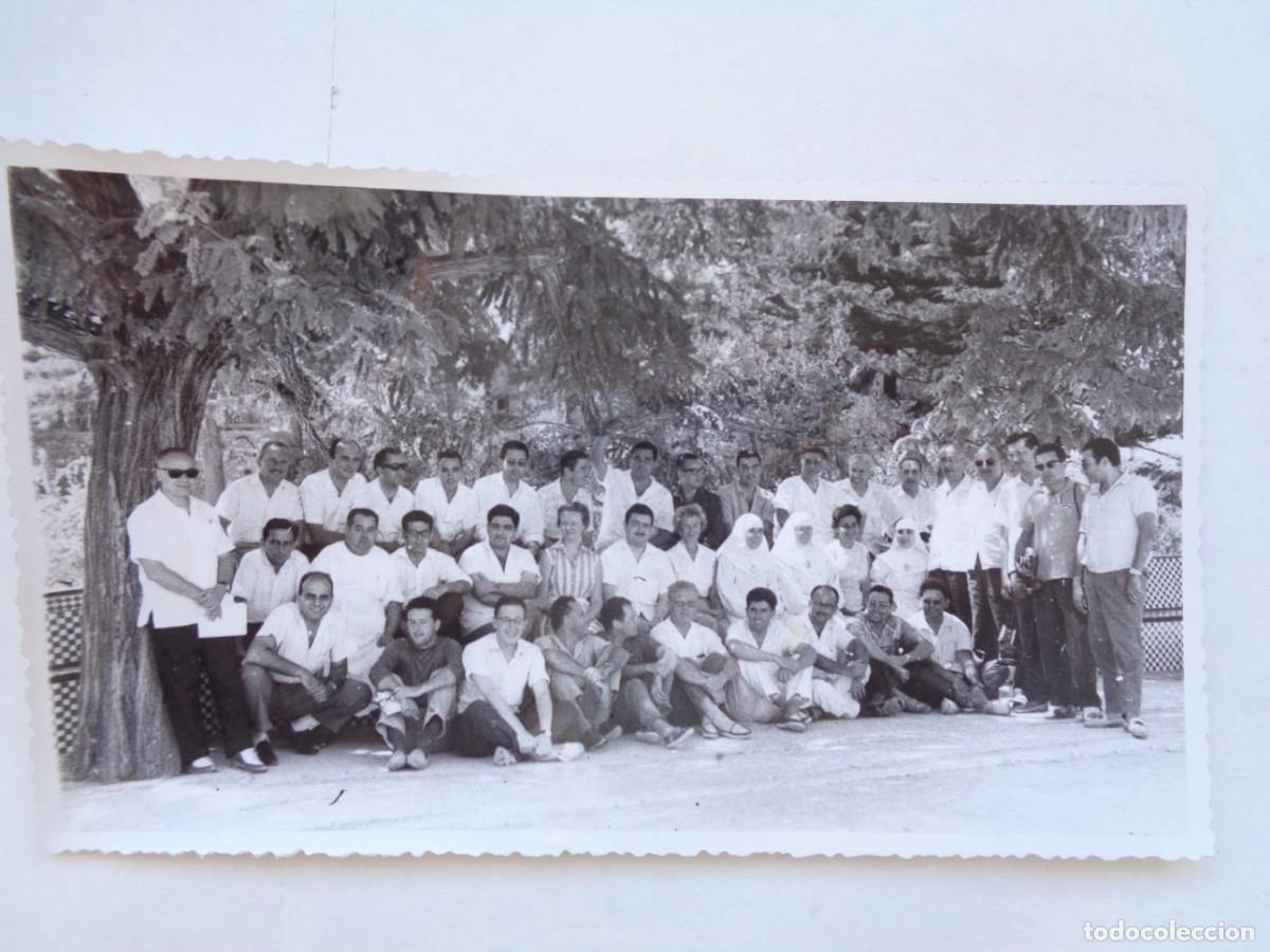 Photographie ancienne: FOTO DE RELIGIOSAS CON GRUPO DE HOMBRES, SEGURAMENTE EJERCICIOS ESPIRITUALES ..10 X 17 CM